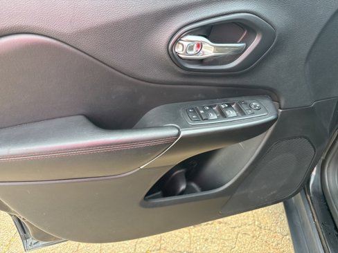 Used 2019 Jeep Cherokee Trailhawk w/ Comfort/Convenience Group image 15