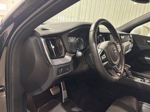Used 2018 Volvo XC60 T6 R-Design w/ Convenience Package image 16