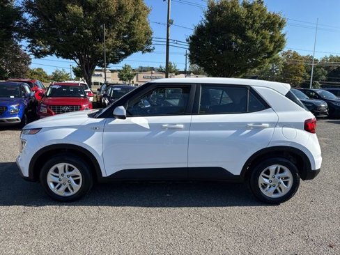 Certified 2022 Hyundai Venue SE image 17