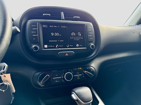 Used 2022 Kia Soul LX image 11