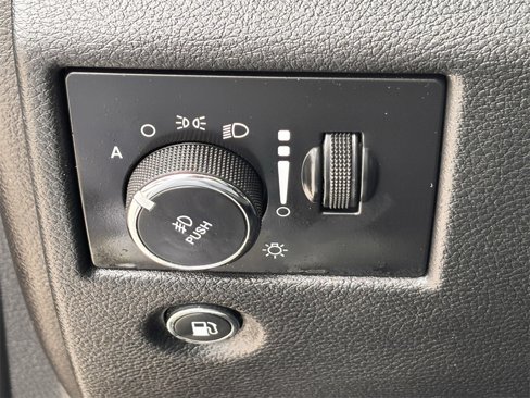 Used 2019 Jeep Grand Cherokee Altitude image 22