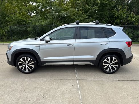 Used 2022 Volkswagen Taos SE image 2