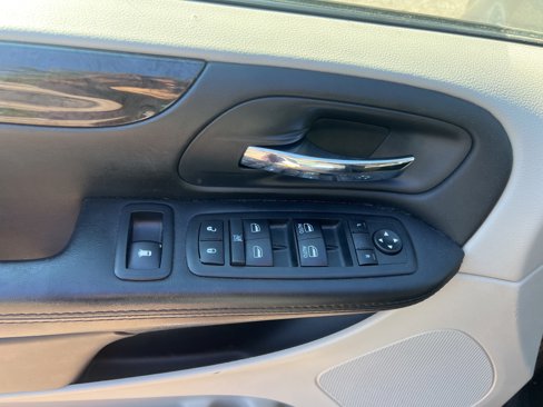 Used 2019 Dodge Grand Caravan SE w/ UConnect Hands-Free Group image 25