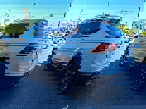Used 2022 Volkswagen Tiguan SE w/ Panoramic Sunroof Package image 4