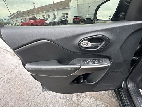 Used 2019 Jeep Cherokee Overland w/ Technology Group image 21