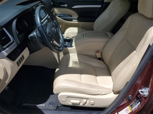 Used 2016 Toyota Highlander XLE image 25