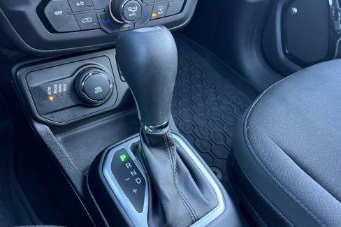 Used 2018 Jeep Renegade Altitude w/ UConnect 8.4 Nav Group image 19