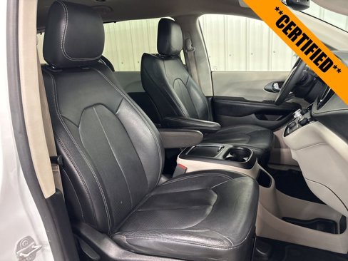 Certified 2022 Chrysler Pacifica Touring-L image 17