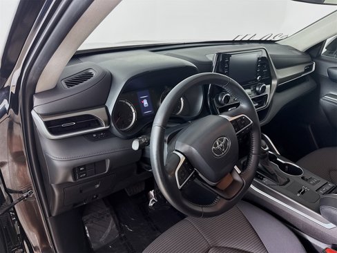Used 2022 Toyota Highlander LE image 9