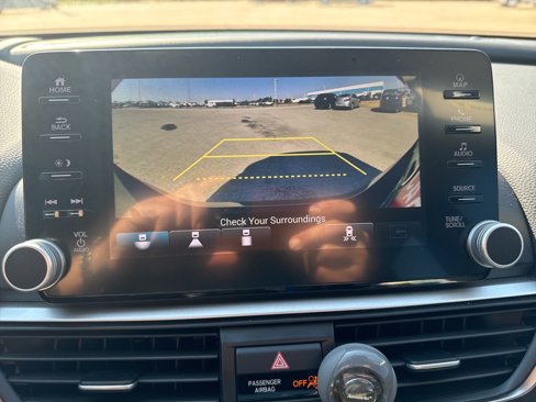 Used 2018 Honda Accord Touring image 10