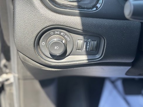 Used 2022 Jeep Renegade Altitude image 23