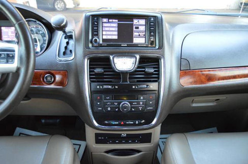 Used 2016 Chrysler Town & Country Touring-L image 23