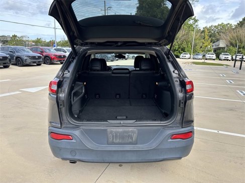 Used 2018 Jeep Cherokee Latitude Plus w/ Comfort/Convenience Group image 8