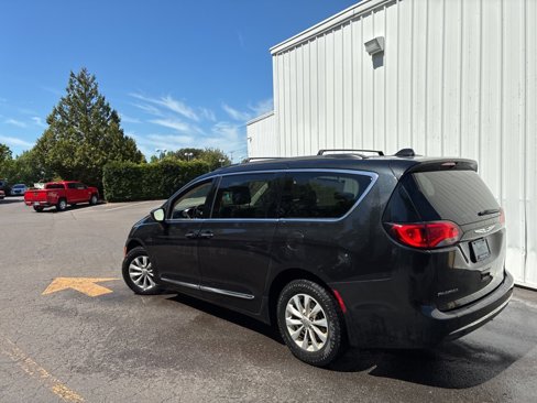Used 2017 Chrysler Pacifica Touring-L image 8