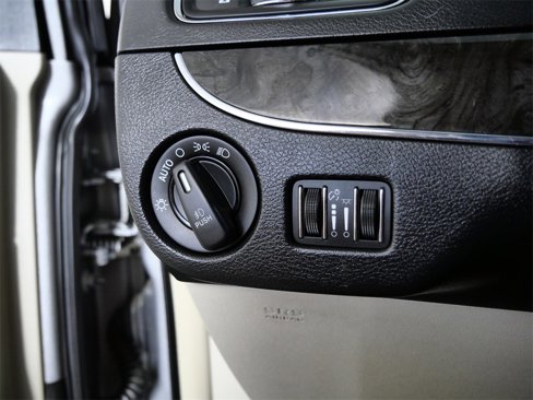 Used 2015 Chrysler Town & Country Touring-L image 23