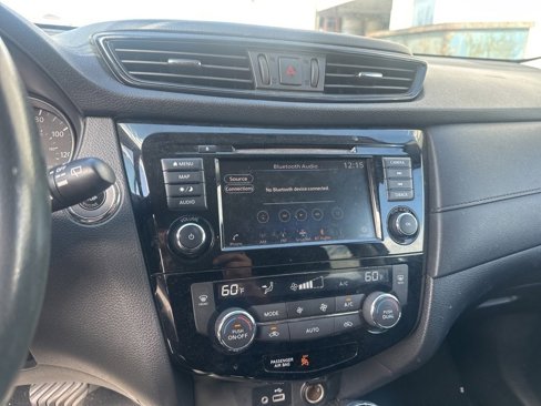 Used 2018 Nissan Rogue SV w/ Premium Package image 22