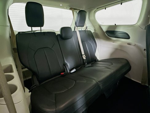 Used 2019 Chrysler Pacifica Touring-L image 25