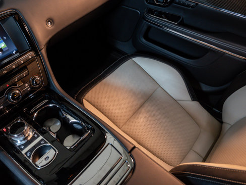 Used 2016 Jaguar XJ R image 24
