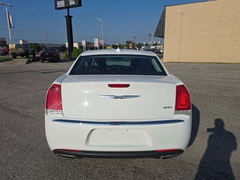 Used 2016 Chrysler 300 Limited image 6