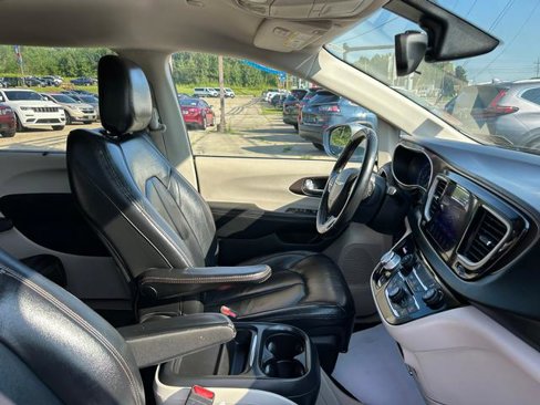 Certified 2017 Chrysler Pacifica Touring-L image 23
