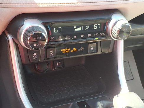 Used 2019 Toyota RAV4 XLE Premium image 21