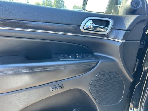 Used 2018 Jeep Grand Cherokee Limited image 11