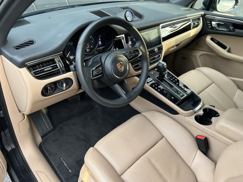 Certified 2025 Porsche Macan image 16