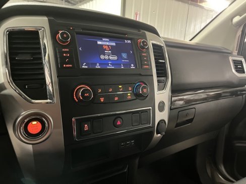 Used 2019 Nissan Titan SV image 11
