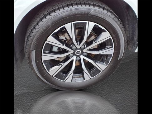Used 2023 Volvo XC60 B5 Plus image 24