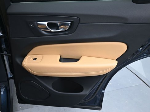 Certified 2023 Volvo XC60 B5 Ultimate w/ Climate Package image 16