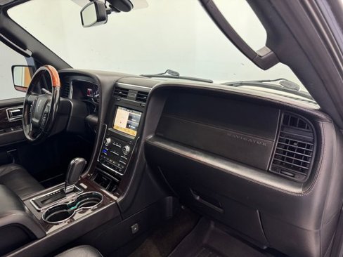 Used 2016 Lincoln Navigator Reserve image 37