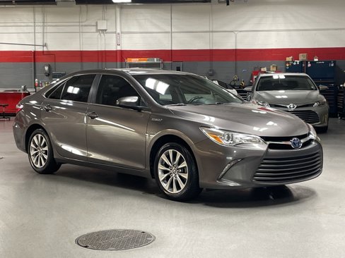 Used 2017 Toyota Camry XLE image 2