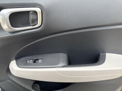New 2025 Hyundai Venue SEL image 18