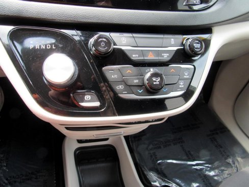 Used 2022 Chrysler Voyager LX image 24
