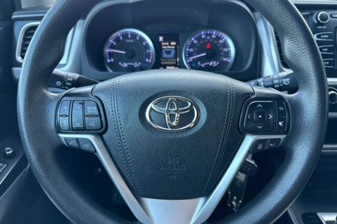 Used 2019 Toyota Highlander LE image 23