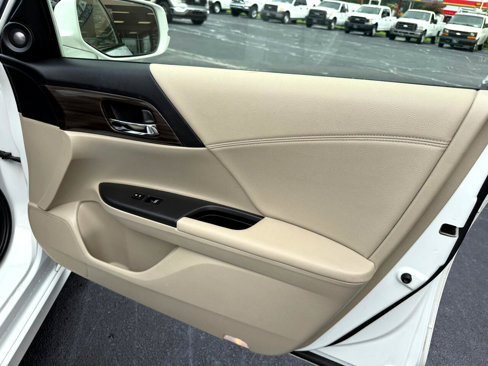 Used 2017 Honda Accord Touring image 14