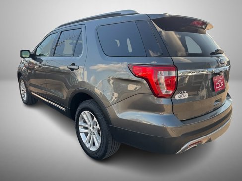 Used 2017 Ford Explorer XLT w/ Equipment Group 202A image 4
