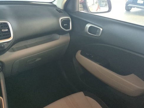 Used 2025 Hyundai Venue SEL image 17