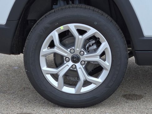 New 2025 Jeep Compass Latitude image 11