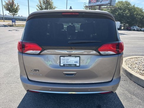Used 2017 Chrysler Pacifica Touring-L image 7