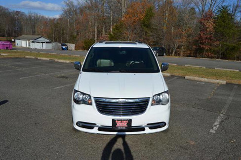 Used 2016 Chrysler Town & Country Touring-L image 9