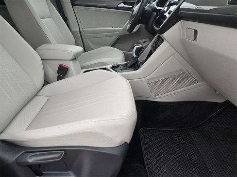 Used 2024 Volkswagen Tiguan SE image 16