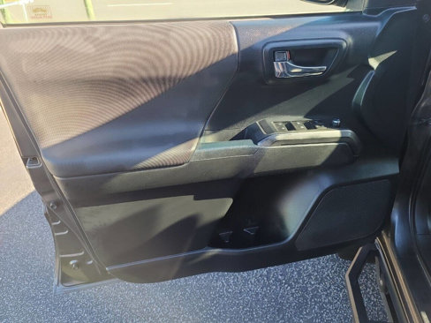 Used 2018 Toyota Tacoma TRD Sport image 26