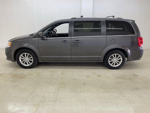 Used 2019 Dodge Grand Caravan SXT image 2