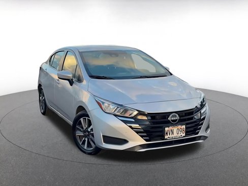 Used 2023 Nissan Versa SV image 3