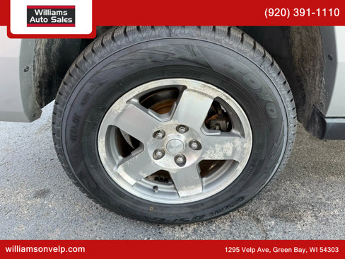 Used 2010 Jeep Commander Sport image 25
