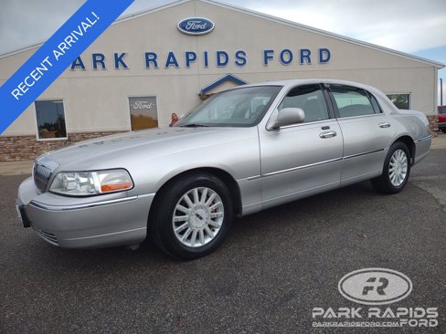 Used 2004 Lincoln Town Car Signature image 1