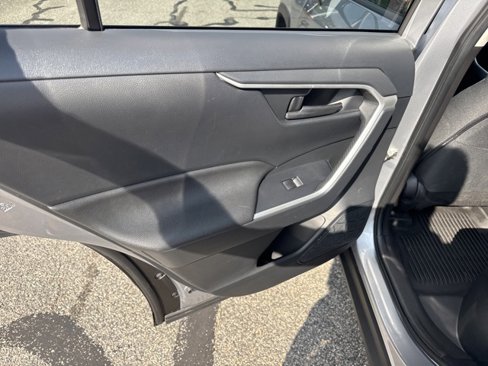 Used 2022 Toyota RAV4 LE image 11