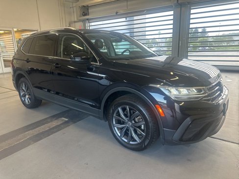 Used 2022 Volkswagen Tiguan SE w/ Panoramic Sunroof Package image 1