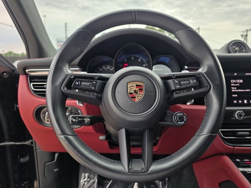 Used 2023 Porsche Macan Turbo image 39